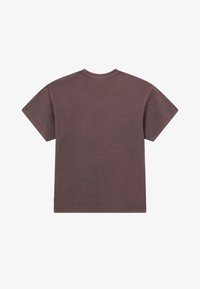 T-shirt z krótkim rękawem i okrągłym dekoltem w stonowanym kolorze mauve, wykonany z miękkiej tkaniny bawełnianej z dodatkiem, o gładkiej fakturze i bez widocznych nadruków.