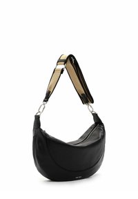 Borsa hobo in pelle nera con forma curva, dotata di chiusura con zip, accessori in argento e tracolla in tessuto beige rimovibile.