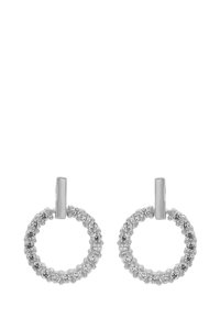 Silberne Creolen mit einem strukturierten, kreisförmigen Design, verziert mit kleinen, funkelnden Kristallen. Glatte, rechteckige Ohrstecker verbinden sich mit den Creolen.