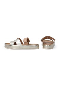 Metaliske sølv sandaler med en brun læderrem, åben tå design og flad sål. Glat tekstur med en elegant finish.