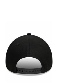 Schwarze Baseballkappe mit glatter Stoffoberfläche, verstellbarem Snapback-Verschluss, runder Form und einem Knopf oben.