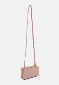 Crossbody-taske i blødt lyserødt kunstlæder, rektangulær form, med en lang justerbar rem og diskrete syningsdetaljer på kanterne.