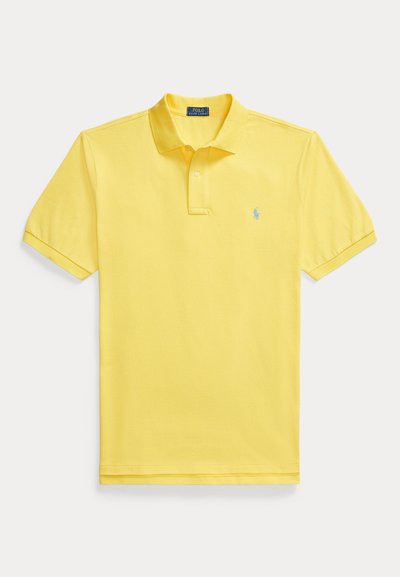 Polo jaune à manches courtes avec col, patte à deux boutons et petit logo bleu brodé sur la poitrine gauche.