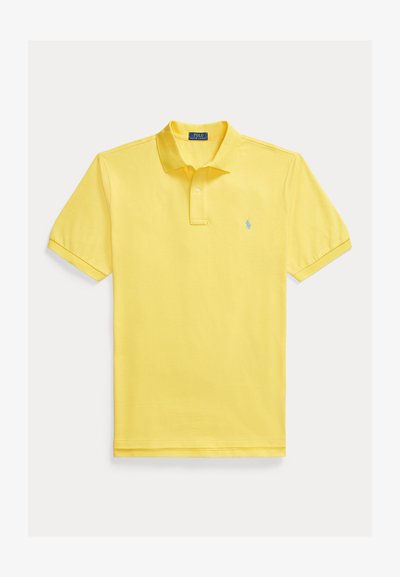 Polo jaune à manches courtes avec col, patte à deux boutons et petit logo bleu brodé sur la poitrine gauche.