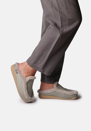 Chaussons vert clair avec un doux revêtement en fausse fourrure, design à enfiler et extérieur texturé. Dotés d'une semelle en caoutchouc beige pour une bonne adhérence.