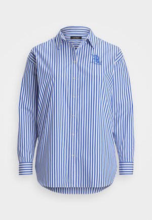 Camisa de botones azul y blanca a rayas con mangas largas, que presenta un cuello clásico y un pequeño logo bordado en el pecho.