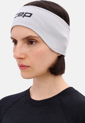 Graues sportliches Stirnband mit strukturierter Oberfläche, versehen mit einem auffälligen schwarzen Logo. Eng anliegendes Design und glatte Kanten.