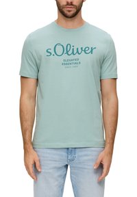 s.Oliver MIT GROSSEM LABEL - T-shirt print - salbeigrün