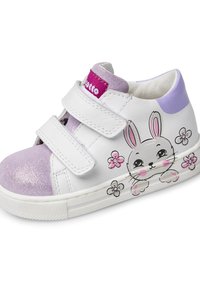 Sneaker bianco con punta sparkly lavanda, fasce in Velcro e illustrazione di coniglietto circondata da fiori rosa sul lato. Accenti viola sul tallone.