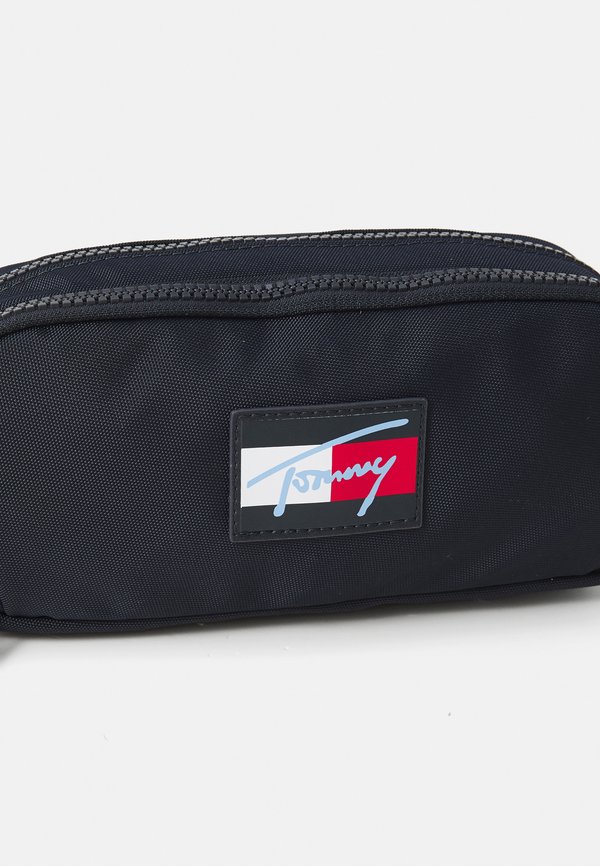SCRIPT FLAG PENCIL CASE UNISEX – Federmäppchen