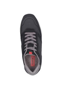 Schwarzer Sportschuh mit einem Obermaterial aus Wildleder und Mesh, grauen Schnürsenkeln, einem roten Akzent-Label, gepolstertem Schaftrand und einer texturierten Sohle.