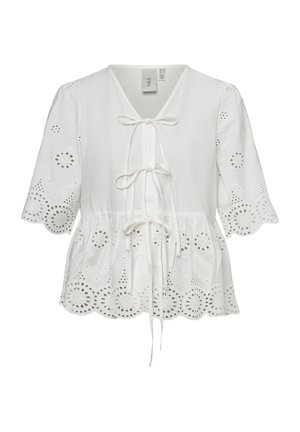 Weiße Bluse mit Ösen-Spitzeneinsätzen an Ärmeln und Saum, ausgestattet mit drei vorne angebrachten Schleifenbändern und einem leicht ausgestellten, wellenförmigen Design.