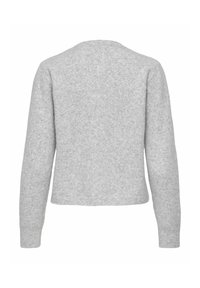 Szürke gyapjúpulóver puha, texturált felülettel. Kerek nyakkivágással és hosszú ujjal rendelkezik, enyhén rövidített hátrésszel.