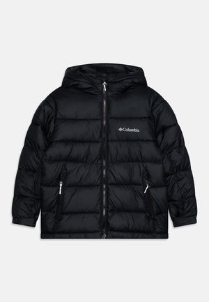 Casaco puffer preto com capuz, apresentando secções acolchoadas horizontais, fecho de correr frontal e dois bolsos laterais com zíper. Logo da Columbia no peito.
