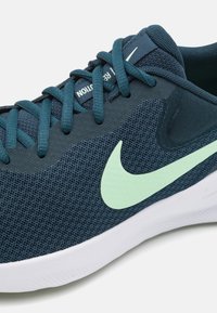 Nike Performance REVOLUTION 7 - Chaussures de running sur route - armory navy/vapor green/photon dust/jade horizon/white