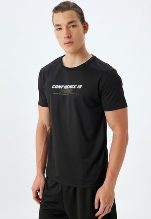 - T-shirt z nadrukiem