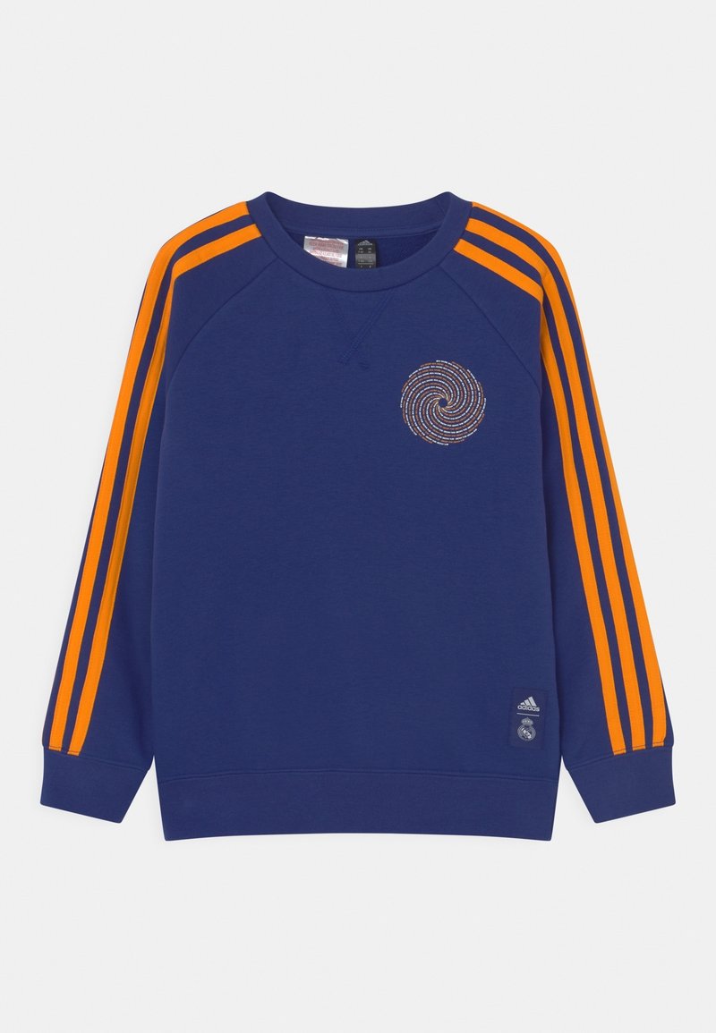 Sudadera azul oscuro con rayas naranjas en los hombros. Presenta un gráfico de remolino y un detalle de logo en la parte inferior. Material suave y elástico.