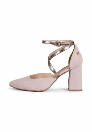Zapato de tacón ancho de ante rosa claro con puntera puntiaguda y tiras metálicas de oro rosa que se cruzan y abrochan en el lateral.