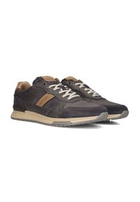 Donkergrijze sportschoenen van leer en suède met beige accenten en textuur overlays. Voorzien van traditionele veters en rubberen zolen.