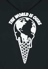 Felpa nera con un grafico bianco di un globo che si scioglie sopra un cono gelato, accompagnato dal testo "IL MONDO È NOSTRO" in grassetto.