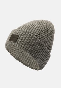 Cappello lavorato a maglia grigio con una texture a coste, dotato di un risvolto e di una piccola etichetta in pelle rettangolare sul lato.
