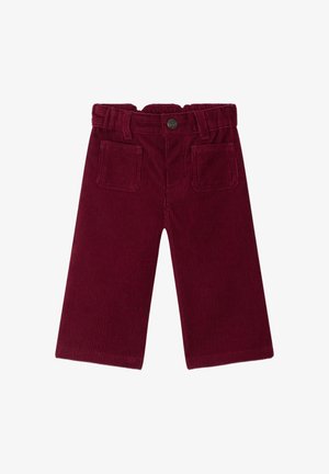 Bordowe spodnie z korduroyu o szerokich nogawkach, płaskim pasku w talii, kieszeniach z przodu oraz metalowym guziku. Teksturowana tkanina z pionowymi żeberkami.