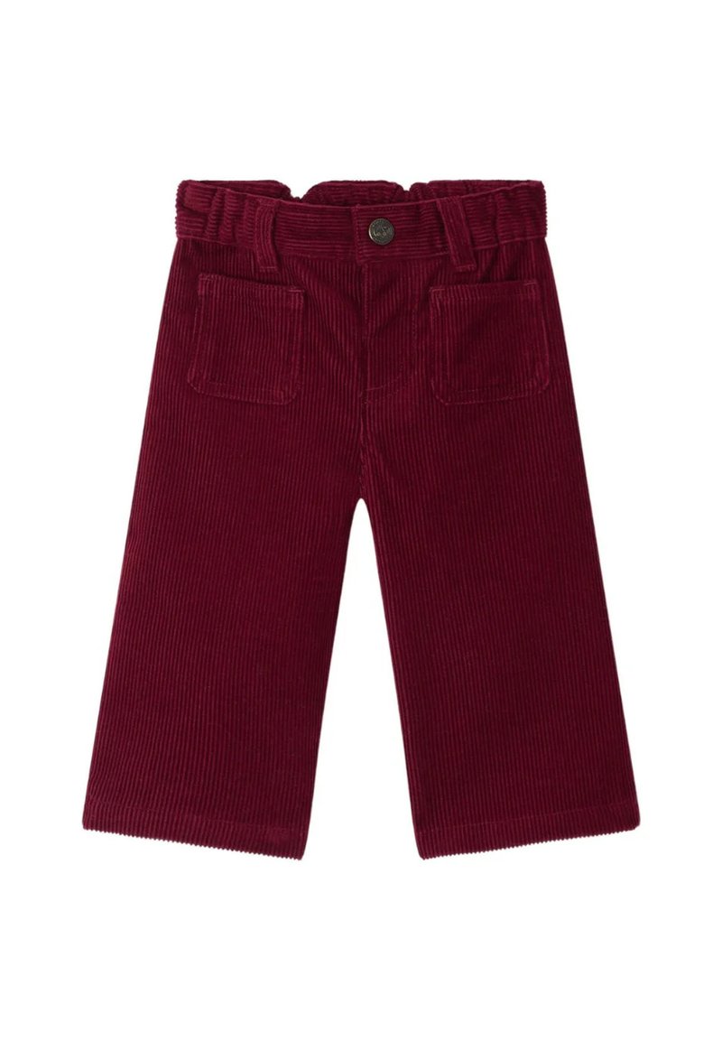 Pantalon en velours côtelé bordeaux à jambes larges, avec une taille plate, des poches avant et un détail de bouton en métal. Tissu texturé avec des côtes verticales.
