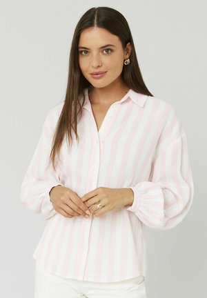 Chemise à boutons rayée rose clair et blanche avec col, manches longues et poignets froncés. Texture douce et coupe décontractée.