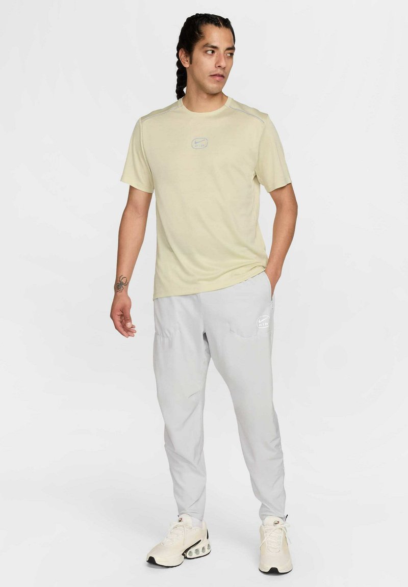 Nike Sportswear T-shirt print kaki