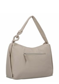 Borsa a mano in pelle beige con superficie texturizzata, dotata di una spessa tracolla con un accento in catena e una piccola tasca con zip sul davanti.