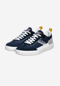 Sneaker in suede e tessuto blu con lacci bianchi, un accento grigio e una linguetta gialla sul tallone; presenta un logo e un design della suola snello.