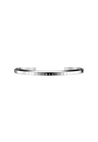Bracelet jonc en argent avec une surface lisse et polie, gravé du texte "VICTORIA HYDE". Présente des extrémités ouvertes pour un ajustement. Design minimaliste.