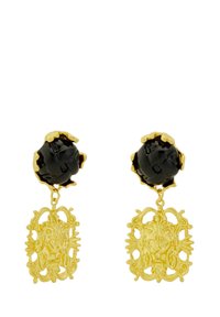 Boucles d'oreilles dorées ornées de cabochons en résine noire avec un design sculpté, décorées de détails en filigrane doré orné.
