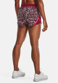 Sportiga shorts i ett burgunder- och vitt abstrakt mönster, med en bred midjeband, meshpaneler på sidorna och en kort längd för rörlighet.