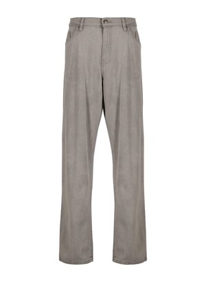 Pantalones anchos grises fabricados en un tejido suave. Cuentan con bolsillos frontales, cremallera y cierre de botón. Textura lisa con un diseño minimalista.