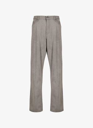 Pantaloni grigi a gamba larga realizzati in tessuto morbido. Presentano tasche frontali, una zip e una chiusura con bottone. Texture liscia con minimalismo nei dettagli.