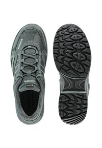 Scarpa da trekking grigia con tomaia strutturata, design con lacci e suola in gomma nera resistente caratterizzata da un motivo a battistrada dettagliato.