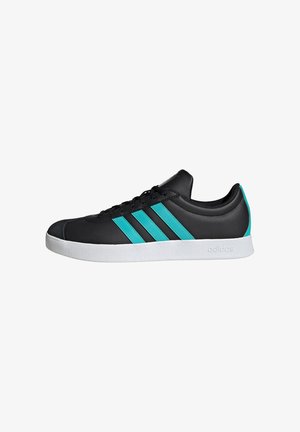 Baskets Adidas noires basses avec des bandes bleu sarcelle et une semelle blanche, vues de côté.