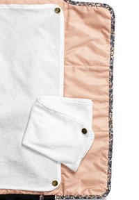 Bärbar skötdyna med blommönstrad yttertyg, mjukt ljust rosa foder och yta i vit frotté. Inkluderar bronssnappar.