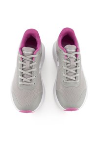 Szare sportowe buty z teksturowanym meshowym cholewką, różowymi akcentami i białymi podeszwami. Posiadają tradycyjne sznurowanie oraz wyściełany język i kołnierz.