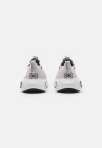 Scarpe sportive grigio chiaro con tomaia texturizzata, suola intermedia bianca arrotondata e suola in gomma nera. Presentano un logo prominente sul tallone.