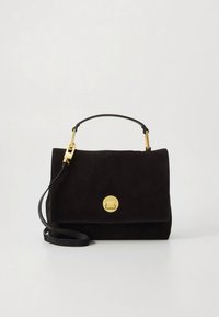 Musta mokkanahkainen käsilaukku suorakaiteen muotoisena, jossa on yläkahva, irrotettava olkahihna, kultaiset metalliosat ja pyöreä logokoriste.