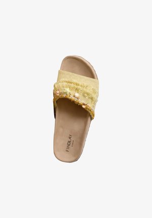 Gul slidesandal med flettet rem dekoreret med guldfinish og stjerne, beige fodseng med tryk "FINDLAY PARIS."