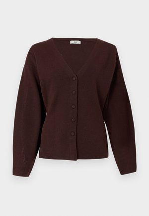 Brūns adīts džemperis ar V-veida kaklu, ar garām piedurknēm un sešām atbilstošām pogām priekšpusē. Mīksta tekstūra un brīvs piegriezums.