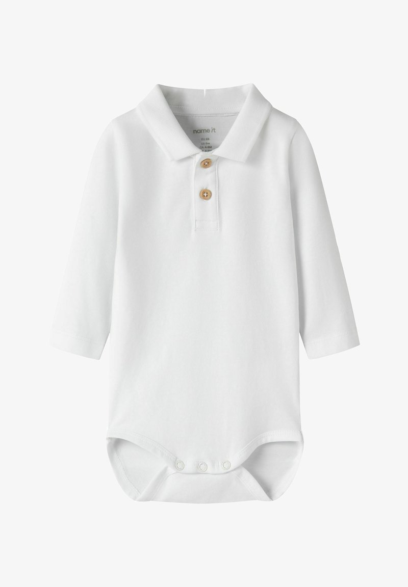Biały, długi rękaw body dla niemowląt z kołnierzykiem, dwoma drewnianymi guzikami na stójce i zatrzaskami w kroku ułatwiającymi zmianę pieluszki.