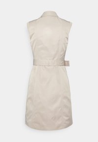 Beige ærmeløs trenchkjole med krave, bælte ved taljen og et glat, let stof. Har en ren, struktureret silhuet.