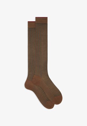 Braune kniehohe Socken mit dunkelgrünen vertikalen Streifen, einer gerippten Textur und kontrastierenden roten Bündchen am oberen Rand.