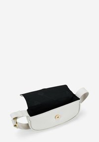 Bolso de cuero blanco con forma curvada y cierre a presión dorado; presenta un interior de tela negra con patrones de logotipos. Incluye correa ajustable.