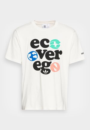 Biała koszulka Adidas z napisem „eco verge” w kolorze czarnym oraz kolorowymi symbolami ekologicznymi, w tym globusem i ikonami recyklingu na przodzie.
