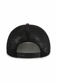 Schwarze Snapback-Cap mit einem Mesh-Rücken, solidem Kopfteil, verstellbarem Kunststoffriemen und runder Form. Auffällige Details sind ein brauner Knopf-Akzent.